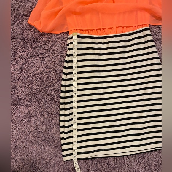 Ladies dress. Lower back is open - Picture 3 of 8